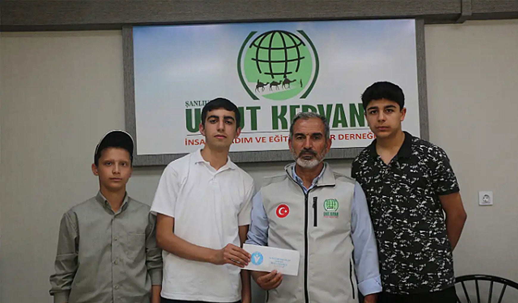 Gençler, yarışmada kazandıkları ödülü Gazze’ye bağışladı