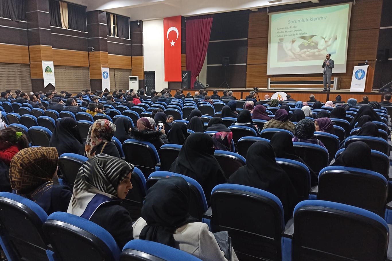 İDEV, Siirt Üniversitesinde "Evlilik" konulu seminer düzenledi 